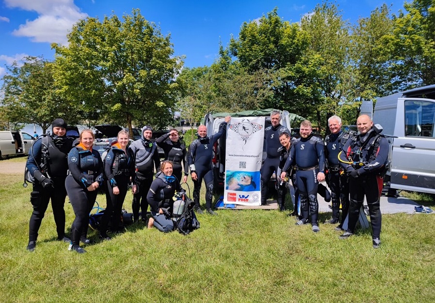 Photo de nos heureux validés P1 en 2024 à l'eau d'Heure en Belgique avec la flamme du club
